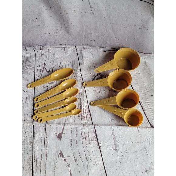 Vintage Set of 6 Plastic Measuring Spoons 4 Cups Yellow Gold Made In Hong Kong - Picture 1 of 4